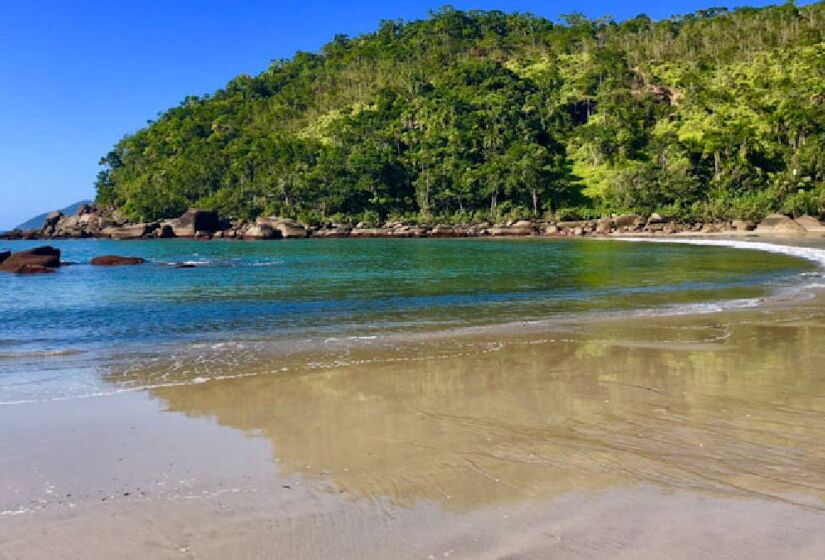 A praia também oferece piscinas naturais formadas por pedras ao longo da costa. Essas piscinas são ideais para relaxar, mergulhar e observar a vida marinha local. Foto: Blog Elas mundo afora