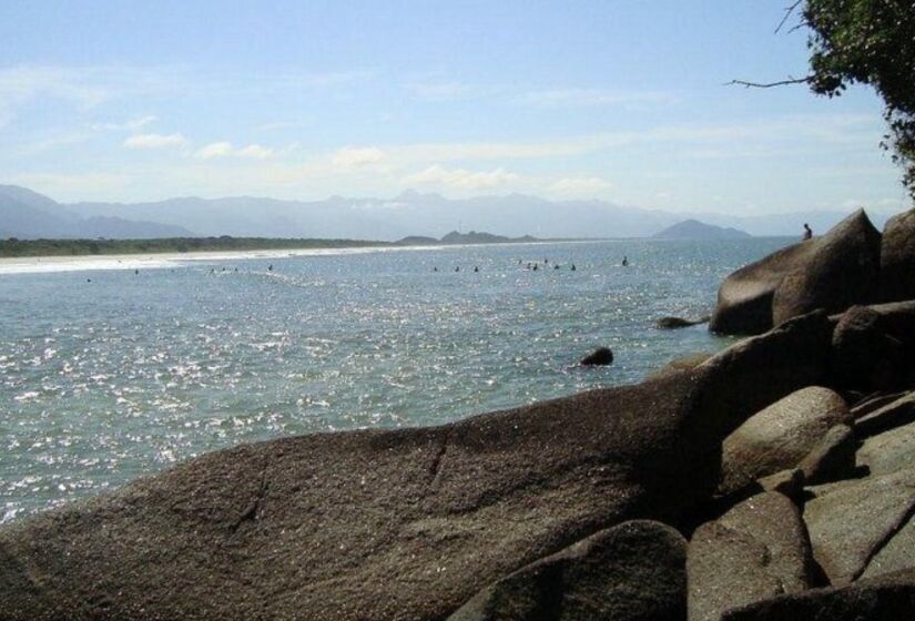 A Praia de Itaguaré, situada entre os bairros de São Lourenço e Guaratuba em Bertioga, é um refúgio preservado com 3,5 km de extensão. Durante a semana, a praia é tranquila, mas nos finais de semana e feriados, recebe mais visitantes. / Foto: Tripadvisor/Michelle d