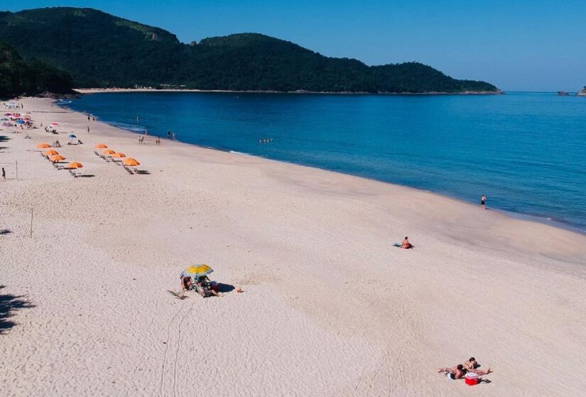 Situada em uma pequena enseada e cercada por vegetação exuberante, essa praia encantadora de 1 km de extensão oferece um refúgio ainda pouco explorado. Foto: Divulgação