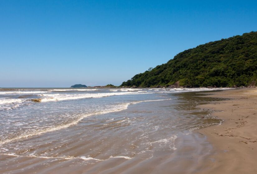 A Praia de Pedrinhas, em Ilha Comprida, é uma vila de pescadores procurada por surfistas devido às suas ondas e águas claras. A vila tem um centro com escola, posto de saúde, correio, biblioteca, igreja, casas de veraneio e quiosques à beira-mar. / Foto: Flickr/Imprensa Peruíbe