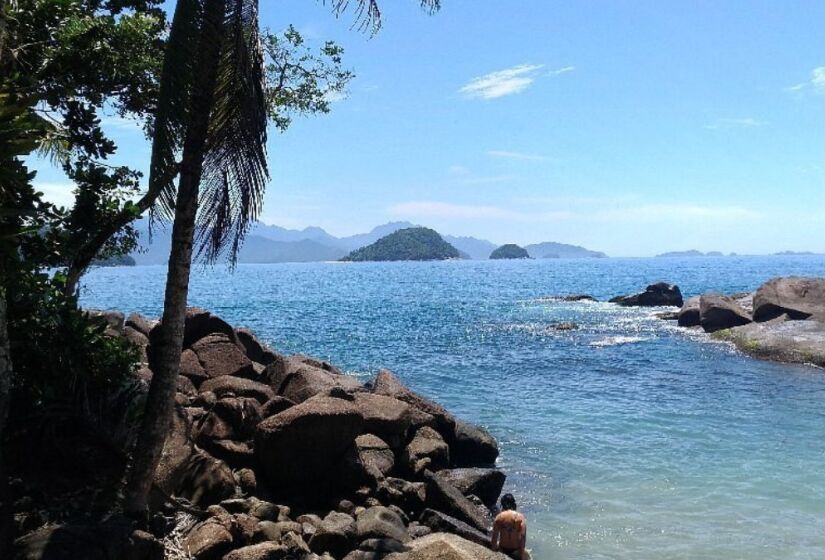 A Praia do Félix, no Norte de Ubatuba, é frequentada por turistas que visitam o Litoral Norte de São Paulo. Com uma faixa de areia e mar adequado tanto para banho quanto para surfe, a praia atrai diferentes públicos. / Foto: Tripadvisor/Fabiano B