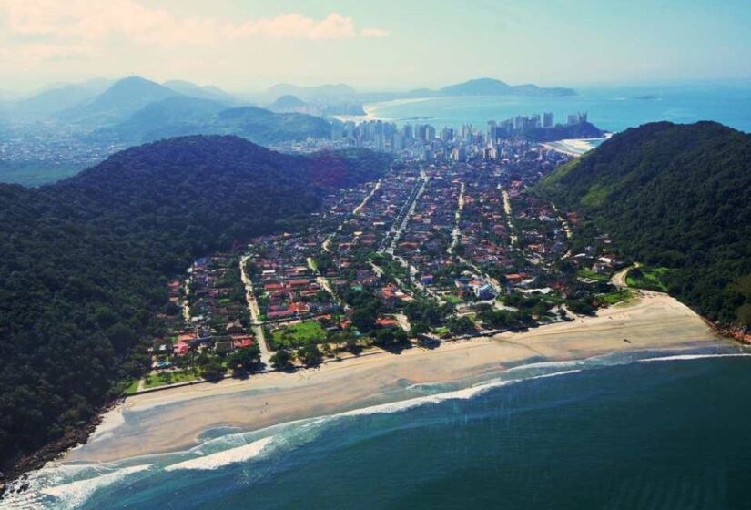 A Praia do Guaiuba, no Guarujá, é uma das mais tranquilas da região. Com menos de 800 metros de extensão, é cercada por Mata Atlântica e oferece um ambiente adequado para famílias, com águas calmas e cristalinas. / Foto: Divulgação/Portal do Guarujá