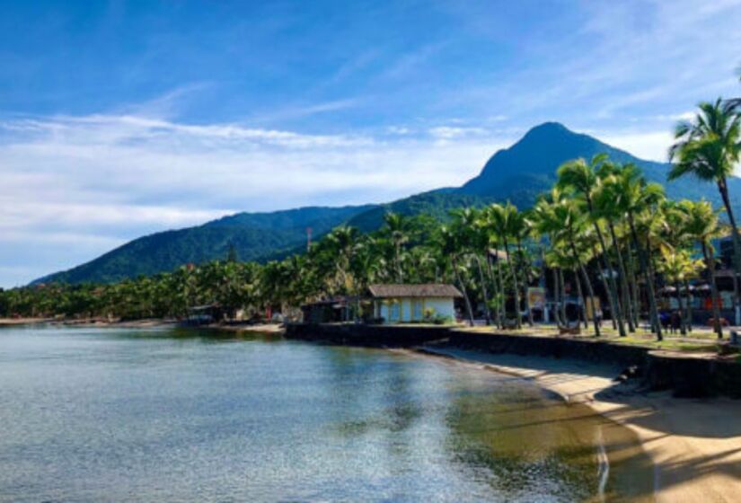 A Praia do Perequê, em Ilhabela, é uma das principais da região central, com atividades para toda a família. A orla é movimentada, com ciclovia, pista para pedestres e quadras de esportes. / Foto: Site oficial ilhabela