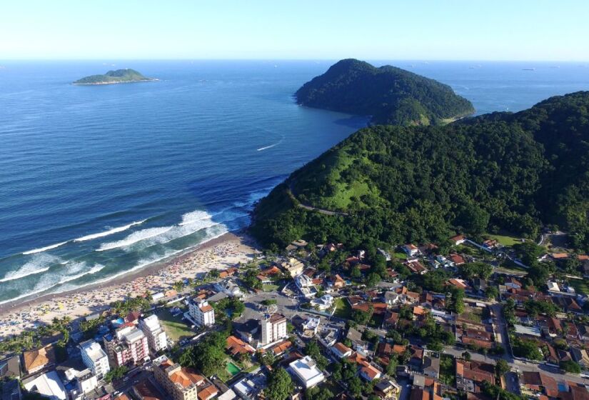 A Praia do Tombo, no Guarujá, tem aproximadamente 900 metros de extensão e é conhecida por suas ondas fortes e por ser frequentada por surfistas. / Foto: Gazeta de São Paulo/Daniel Villaça