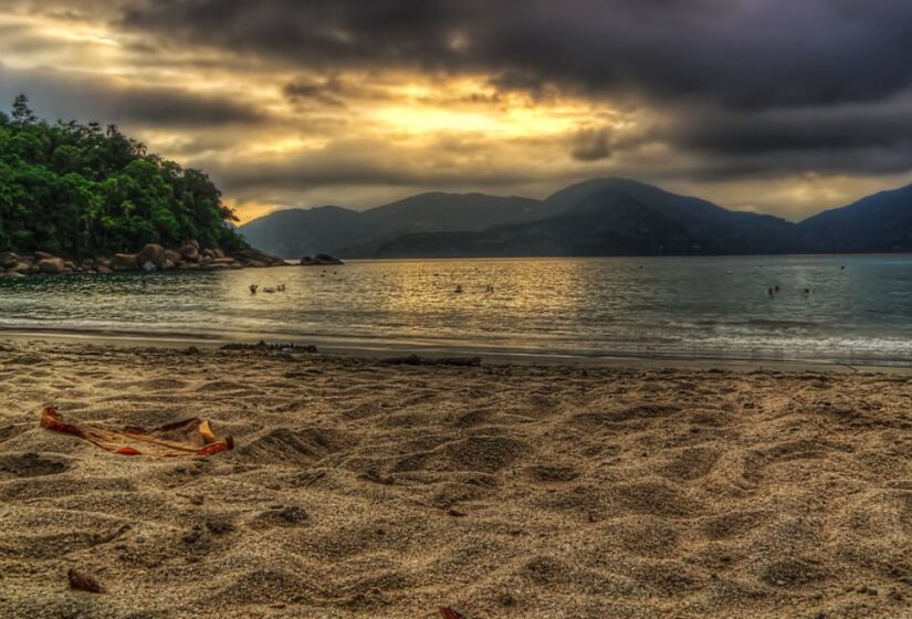 A Praia Domingas Dias, vizinha à Praia do Lázaro, é uma opção ideal para quem procura um local mais sossegado. A extensão da praia tem cerca de 400 metros, com areias macias e águas calmas e cristalinas. / Foto: Rafael Vianna Croffi via Flickr