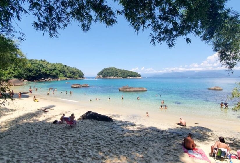 A praia conta com um único quiosque, em que é possível saborear o "Prato Feito" local ou aproveitar para provar a moqueca de robalo ou o robalo grelhado, preparados com peixes frescos da própria ilha - (Divulgação/Governo do Estado)