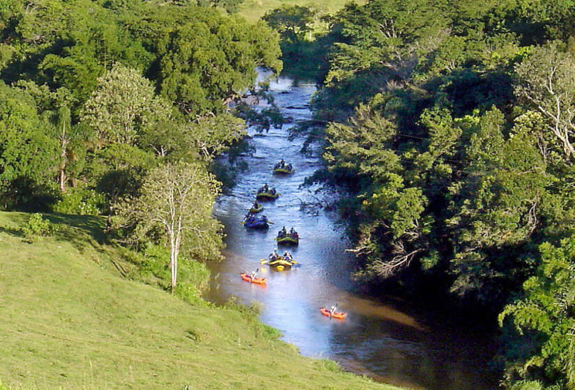 O rafting é uma das atividades mais procuradas em Socorro para quem gosta de se aventurar. O Rio do Peixe e suas corredeiras deixam a prática ainda mais interessante. Há também boia cross, caique e stand up paddle praticadas no rio - (Foto: Divulgação/Alesp)