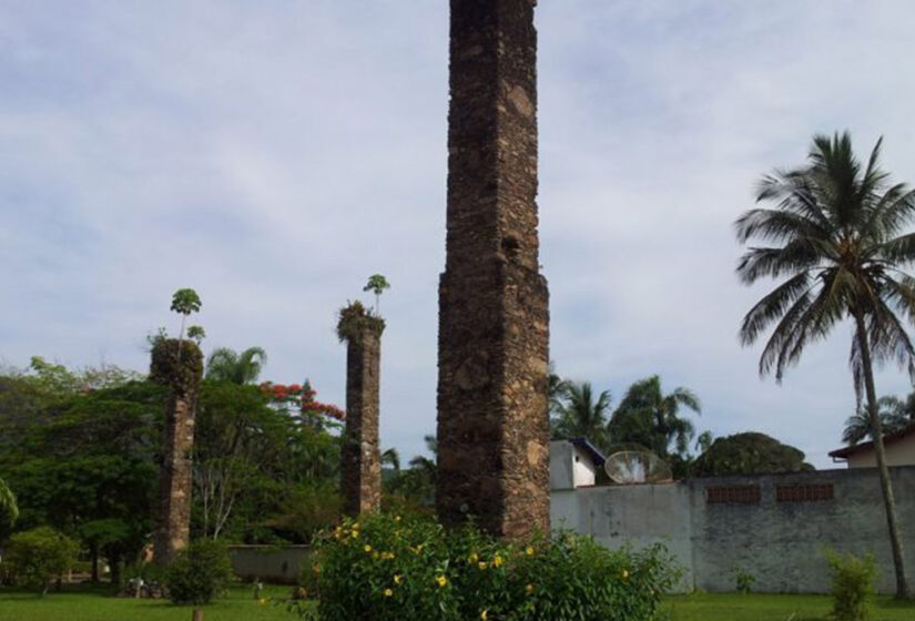 Restam em pé três colunas de sustentação em pedra e cal, do que teria sido a primeira fábrica de vidros do Brasil - Foto: Reprodução Fundart