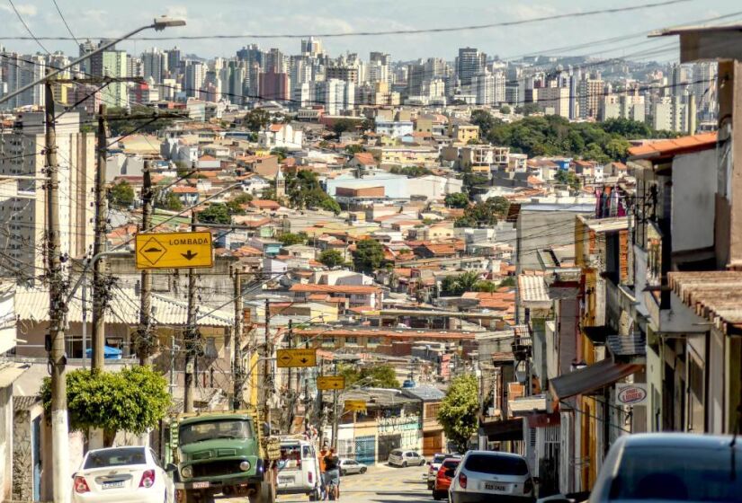 Na terceira posição, fechando o pódio, está o bairro de Sapopemba, com valor médio de R$ 7,34 por metro quadrado. Um apartamento de 80 metros quadrados custa uma taxa de R$ 587. Mais um dos quatro bairros da zona leste presentes neste top-5, o local tem acesso ao sistema metroviário pelas estações que atendem a Avenida Sapopemba: Jardim Planalto, Sapopemba, Fazenda da Juta e São Mateus - (Karime Xavier/Folhapress)