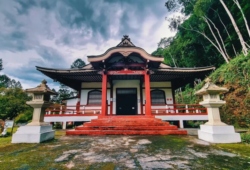 Fundado em 1995, o Templo Enkoji Zen oferece aulas de meditação e retiros espirituais, promovendo a prática do Zen Budismo e fortalecendo os laços comunitários e a paz interior - (Segundas Estórias Filmes/Google Reviews)