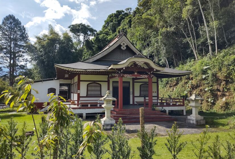 Inspirado no famoso templo de Kyoto, o Templo Kinkaku-ji é um espaço de paz e contemplação, fundado em 1976. O templo realiza anualmente o Festival das Lanternas, que celebra a amizade entre Brasil e Japão - (Diego Fernando da Silva Almeida/Google Reviews)