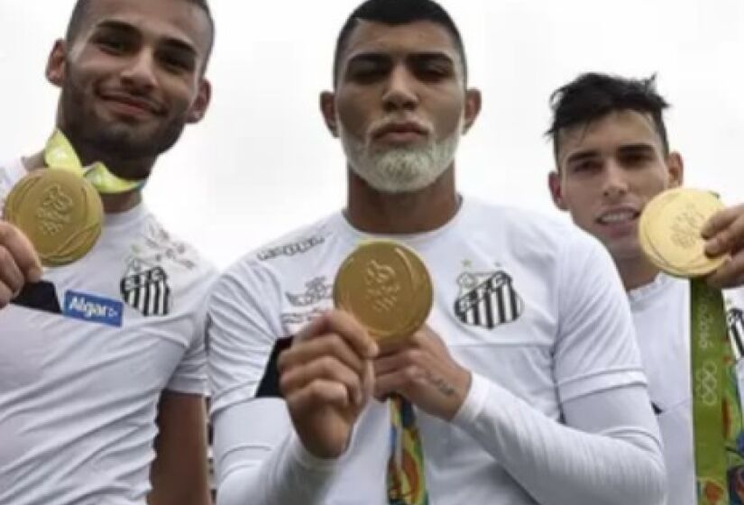 Thiago Maia, Gabigol e Zeca foram medalhistas de ouro no futebol Rio-2016, quando eram atletas do Santos, simbolizando as três medalhas de ouro olímpicas que o Peixe tem na história. Ao todo, são 13 medalhas entre ouro, prata e bronze - (Foto: Ivan Storti/Santos FC)