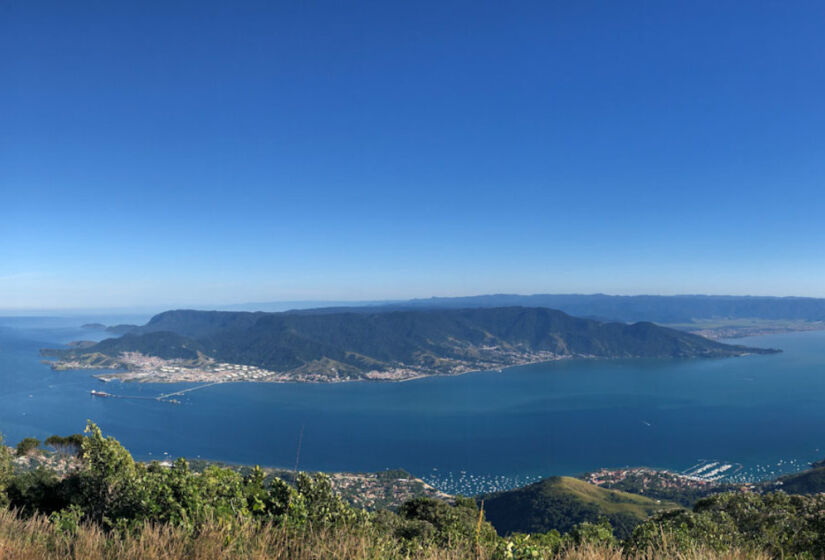 Pico do Baepi é uma vista de 360 graus que abrange o Canal de São Sebastião, a Serra do Mar, o Arquipélago de Alcatrazes, e outras partes da ilha. Foto: Blog Elas mundo afora.
