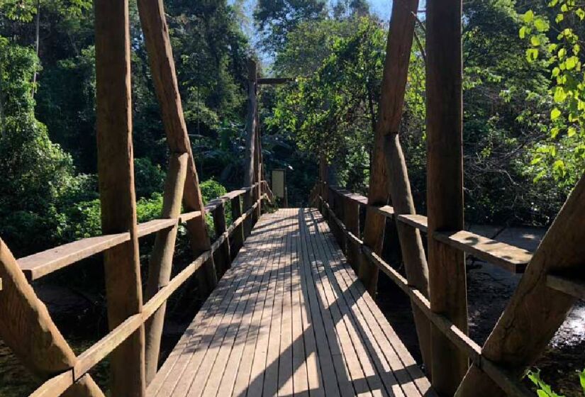 A Praia de Castelhanos possui aproximadamente 450 habitantes divididos em 2 comunidades tradicionais caiçara  a Canto do Gato, no lado esquerdo e a Canto da Lagoa no lado direito. Foto: Blog Elas mundo afora