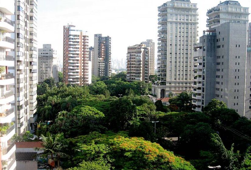 Localizado na zona sul da capital paulista, o bairro da Vila Nova Conceição faz fronteira com outros também considerados nobres, como Vila Olímpia, Moema e Itaim Bibi. Outra proximidade da Vila Nova Conceição é a avenida Brigadeiro Faria Lima. Alguns parques também estão perto, como o Parque Ibirapuera e o Parque do Povo - (Wikipedia Communs)