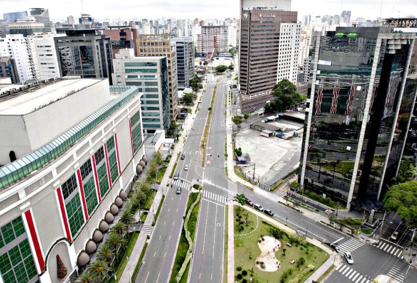  Também atrás por uma pequena diferença e fechando o pódio, Vila Nova Conceição aparece na terceira colocação. Talvez o bairro mais nobre de São Paulo, o local possui preços elevados em diferentes âmbitos, o que justifica que a taxa também seja alta. São R$ 15,60 por metro quadrado, totalizando uma taxa de R$ 1.248 na simulação de um apartamento de 80 metros quadrados - (Fábio Braga/Folhapress)