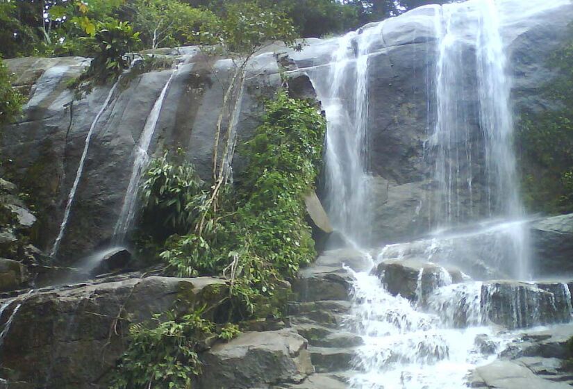 É possível avistar cachoeiras na Rodovia Rio-Santos, como a Cachoeira da Escada - Foto: Sofia Prado / Wikimedia Commons