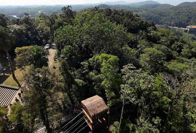 O lançamento e a chegada da tirolesa incluem monumentos históricos - Foto: Divulgação / Parque Caminhos do Mar