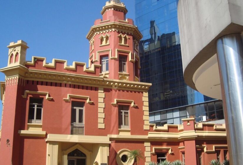 O Palacete Conde de Sarzedas é uma das poucas construções residenciais do século XIX ainda preservadas em São Paulo. Tombado como patrimônio histórico, o prédio atualmente abriga o Museu do Tribunal de Justiça de São Paulo. Foto: Maithe Marchioni and Gabriela Cisi/Wikipédia