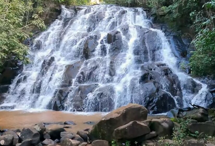 Além das atrações voltadas para a cachaça, Pirassununga também é um ponto de referência para quem gosta de natureza. A Cachoeira do Bicho é um destino imperdível para os aventureiros. Foto: Reprodução/Youtube