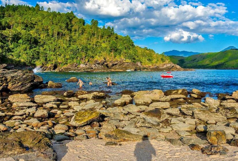 A praia está localizada em uma região próxima da cidade de Maresias e da cidade de São Sebastião. Especificamente, fica a 10 km de Maresias e a 17 km de São Sebastião. O local fica em uma península que segue em direção ao mar - (Marcos Bonello/SETUR)