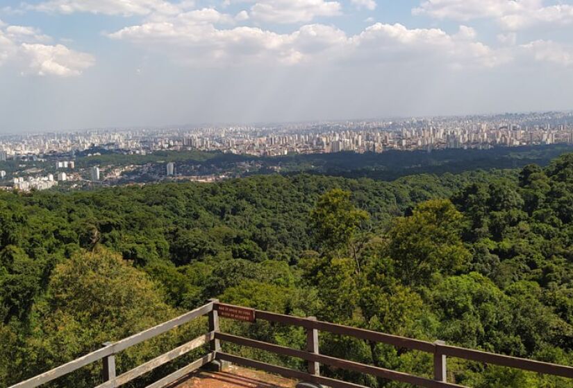 O parque ainda foi declarado parte da Reserva da Biosfera do Cinturão Verde da cidade de São Paulo pela UNESCO em 1994. É considerada uma das maiores florestas urbanas do mundo, possuindo em seu entorno uma alta densidade demográfica - (Divulgação/SEMIL)
