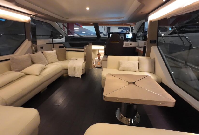 O Flybridge 62, de 62 pés, é o modelo mais caro da exposição, custando a partir de R$ 15 milhões