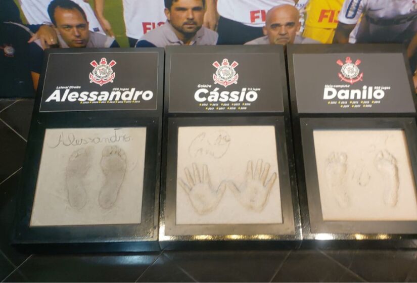 Pés e mãos dos ídolos do Corinthians estão no memorial também. Foto: Marco Aurélio