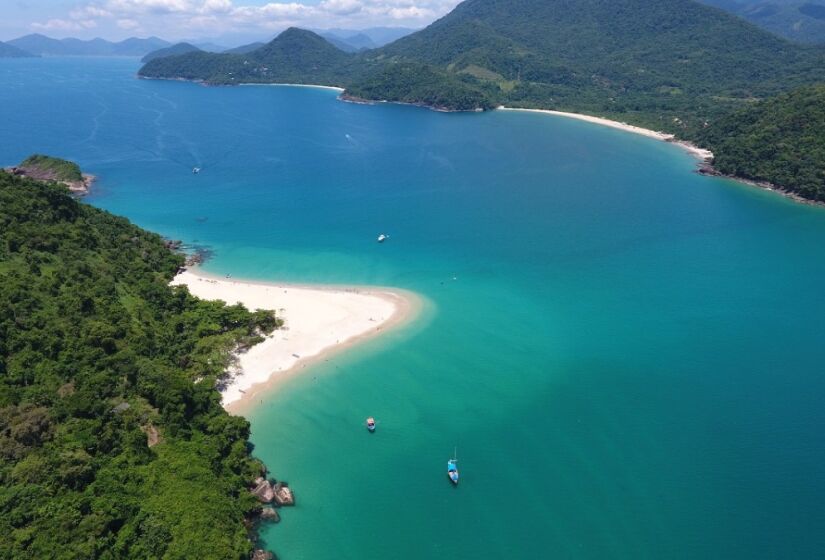 Localizada no norte de Ubatuba, a Ilha do Prumirim é um destino imperdível para os amantes da natureza e da tranquilidade. Foto: Instagram/@brunoamirimagens