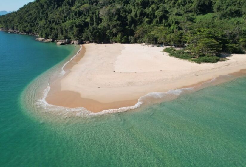 Apesar de sua beleza tranquila, a Ilha do Prumirim atrai muitos visitantes, especialmente nos finais de semana e durante a alta temporada. Foto: Instagram/@brunoamirimagens