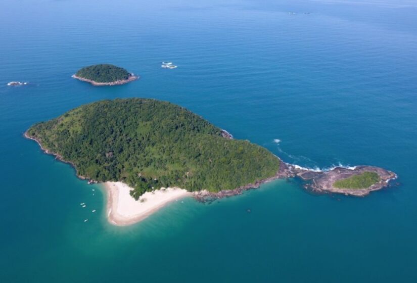 A ilha, com cerca de 30 hectares, faz parte do Arquipélago das Couves e é cercada por rochas que formam lajes submersas, ideais para a prática de snorkel. Foto: Instagram/@brunoamirimagens