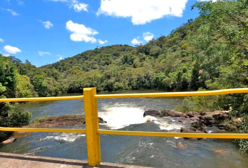 A Reserva é um dos únicos destinos em todo o Brasil com infraestrutura para oferecer ecoturismo no coração da Mata Atlântica, com atividades para diferentes públicos, como trilhas, passeios aquáticos, mirantes, rapel e canoagem. A área ainda conta com opção de pousada e camping - (Reprodução/Youtube)