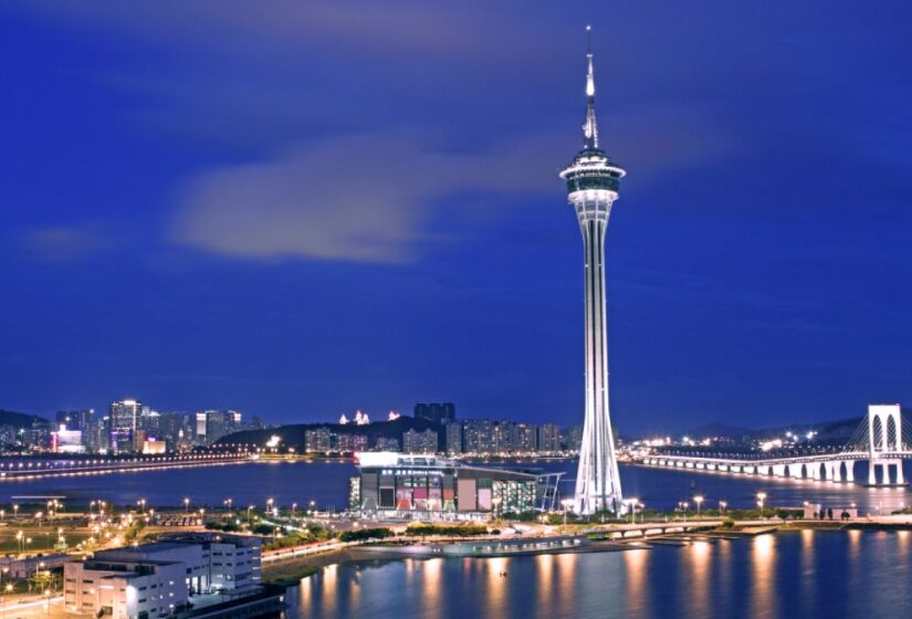 A Torre de Macau é um dos mais famosos cartões postais da cidade e o lugar certo para o visitante que ama adrenalina. Afinal lá fica o mais alto bungee jump do mundo, com 230 metros de queda livre que dura alguns segundos. Foto: Depositphotos