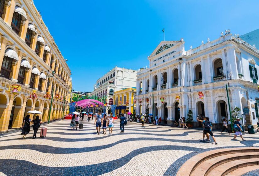 Largo do Senado fica localizado na Av. do Infante Dom Henrique, próximo do Cassino Lisboa. Como você já deve ter percebido, todas as ruas e avenidas de Macau possuem nomes em português, assim como as principais atrações. Foto: Depositphotos