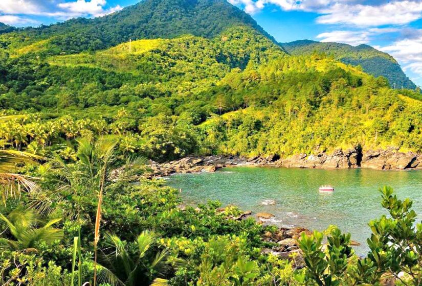 Quem a visita pode escolher a experiência que deseja vivenciar: um dia típico de praia, aproveitando águas cristalinas, areia e curtir o sol, ou subir o morro e chegar ao mirante para apreciar uma vista encantadora - (Marcos Bonello/SETUR)