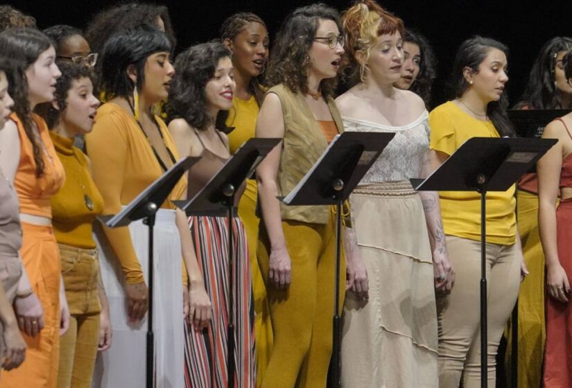 Com 45 anos de atividades, o Coral busca desenvolver as habilidades dos alunos em uma proposta artístico-pedagógica que abrange performance, interpretação vocal, expressão corporal e sensibilidade musical. Foto: Heloisa Bortz/Divulgação 