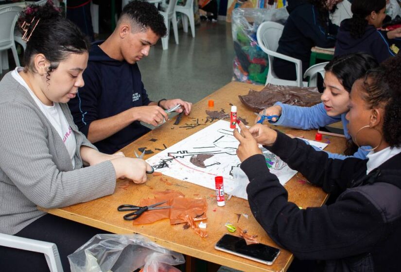 Entre os dias 19/8 e 4/9, 800 alunos da instituição participaram de oficinas criativas, estudando as obras de artistas mundialmente conhecidos e recriando seus trabalhos com resíduos de plásticos descartados. Foto: Lucas Santiago/Divulgação 