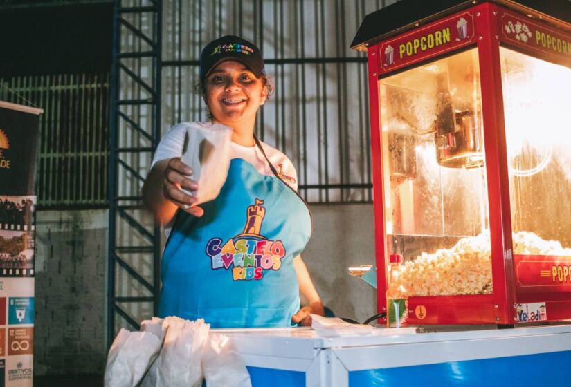 Durante as sessões, o público pode aproveitar uma pipoquinha gratuitamente. Foto: Carlos Spinello/CineSolar