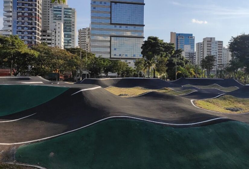 Inaugurado em 2000, o Parque das Bicicletas é um reduto verde que se localiza no cruzamento das avenidas Indianópolis e Ibirapuera, no bairro de Moema. Apesar do nome, o lugar de 20 mil m&#xB2; permite a prática de vários esportes ao ar livre. Foto: Prefeitura de São Paulo