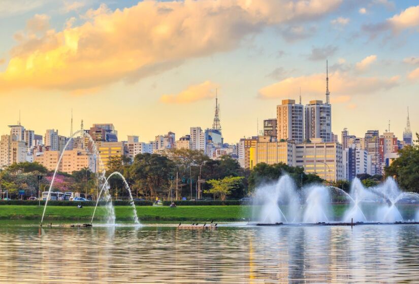 Inaugurado em 1954 com uma área de 158 hectares (390 acres), entre as avenidas Pedro Álvares Cabral, República do Líbano e IV Centenário, o Parque Ibirapuera é um parque tombado e patrimônio histórico de São Paulo. Em 2017, foi o parque mais visitado da América Latina, com aproximadamente 14 milhões de visitas, além de ser um dos locais mais fotografados do mundo. Foto: Depositphotos