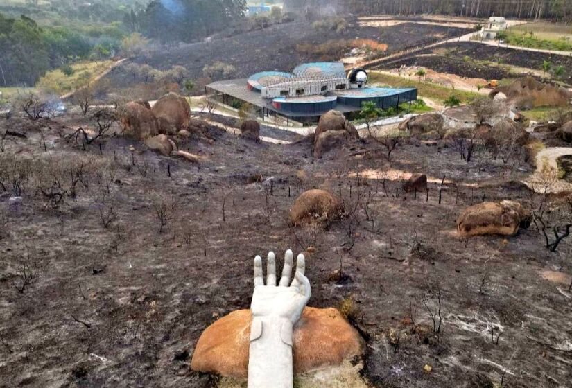 Mudança do vento fez com que o fogo atingisse o maior complexo astronômico do Brasil que fica no Pico das Cabras. Foto: Carlos Bassan