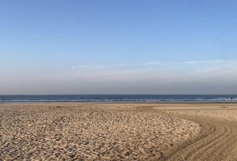 A Praia da Aviação possui cerca de 2 km de extensão e fica entre as praias da Guilhermina e da Tupi. Ela é conhecida por seu mar tranquilo, ideal para esportes, além de contar com diversos quiosques. Foto: Reprodução/Youtube