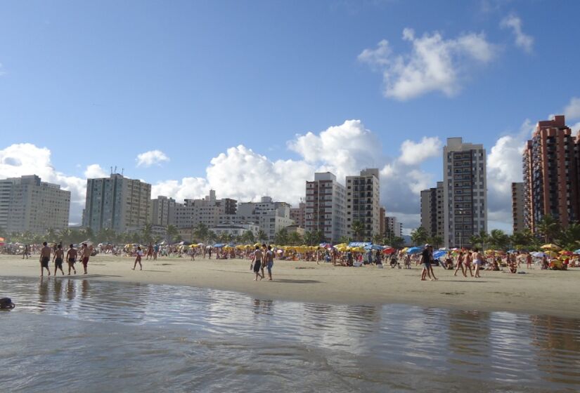 A Praia Guilhermina tem 1,5 km de extensão e faz divisa com as praias da Aviação e do Boqueirão. Foto: Wikimedia Commons