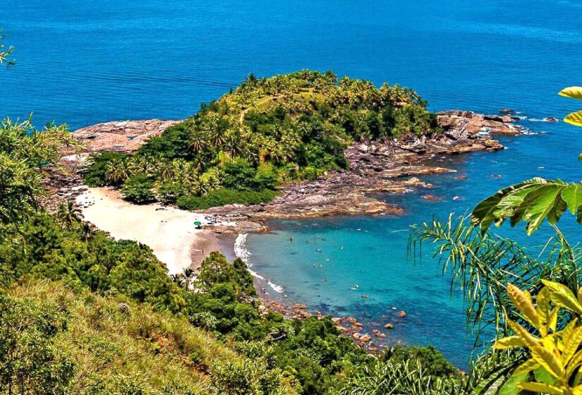 A Praia de Calhetas é um local encantador que apresenta para os turistas que a visitam duas praias em uma só, sendo uma para cada lado da faixa de areia - (Marcos Bonello/SETUR)