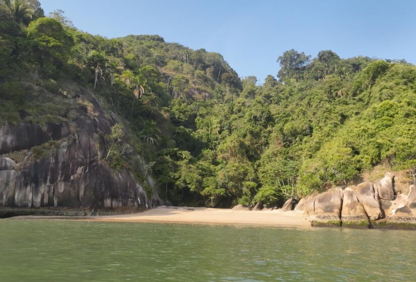 O cenário da Praia do Cheira Limão encanta os visitantes. Foto: Daniel Villaça/Gazeta de S. Paulo