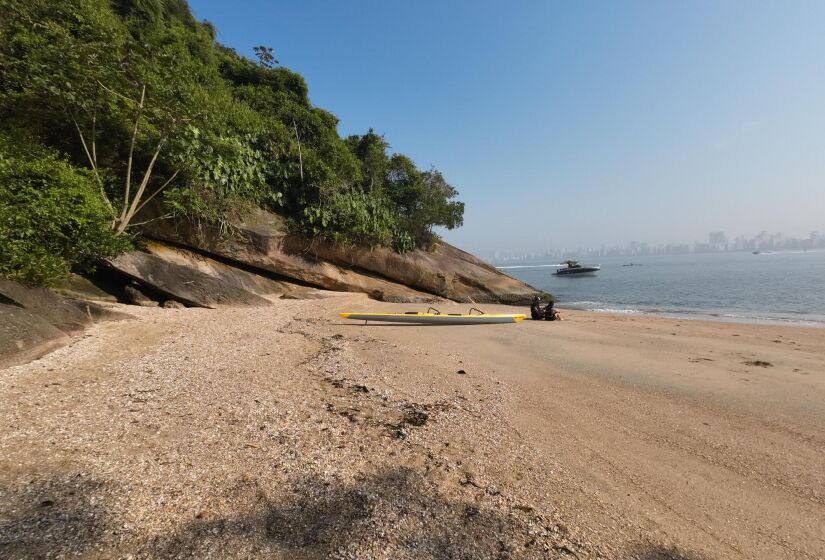 Os visitantes podem chegar ao local por uma trilha ou travessia no mar. Foto: Daniel Villaça/Gazeta de S. Paulo