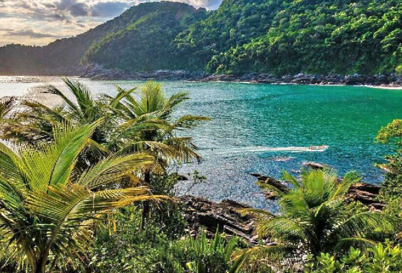 A Praia de Calhetas é considerada uma das mais bonitas do litoral e possui duas praias dentro de uma. Local conta com mirante, piscinas naturais e trilhas pelo caminho, mas, é de difícil acesso - (Marcos Bonello/SETUR)