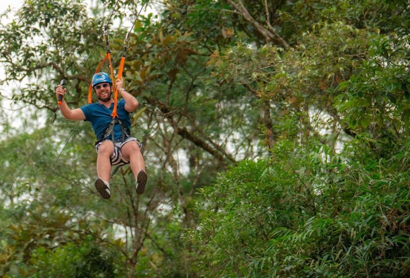 A tirolesa do parque tem 120 m de extensão e 12 m de altura - Divulgação / SPTuris