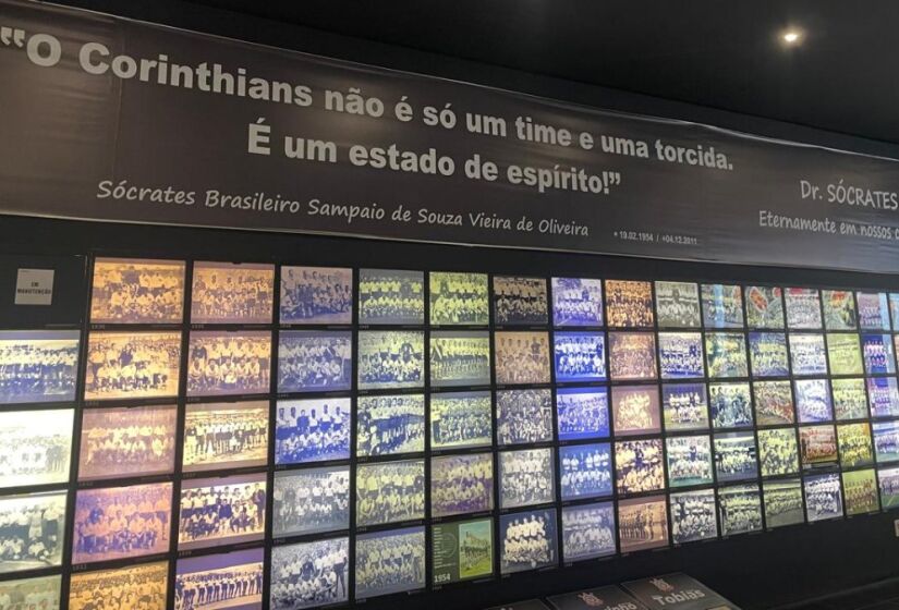 Essa parte da sala, mostra todas as fotos dos jogadores que jogaram desde 1910 até os dias atuais. Logo acima, a frase histórica do ex-jogador Sócrates, que jogou no Corinthians de 1979 até 1984. Foto: Raphael Miras