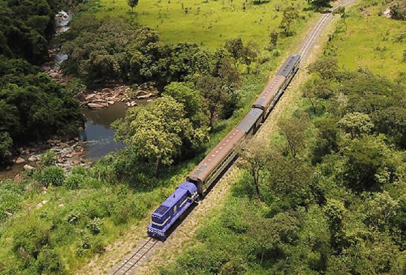 Durante o percurso, os passageiros passam por uma espécie de viagem no tempo, ouvem histórias e curiosidades dos locais, além de apreciarem a paisagem enquanto aproveitam o conforto do trem - (Divulgação/Trem Republicano)